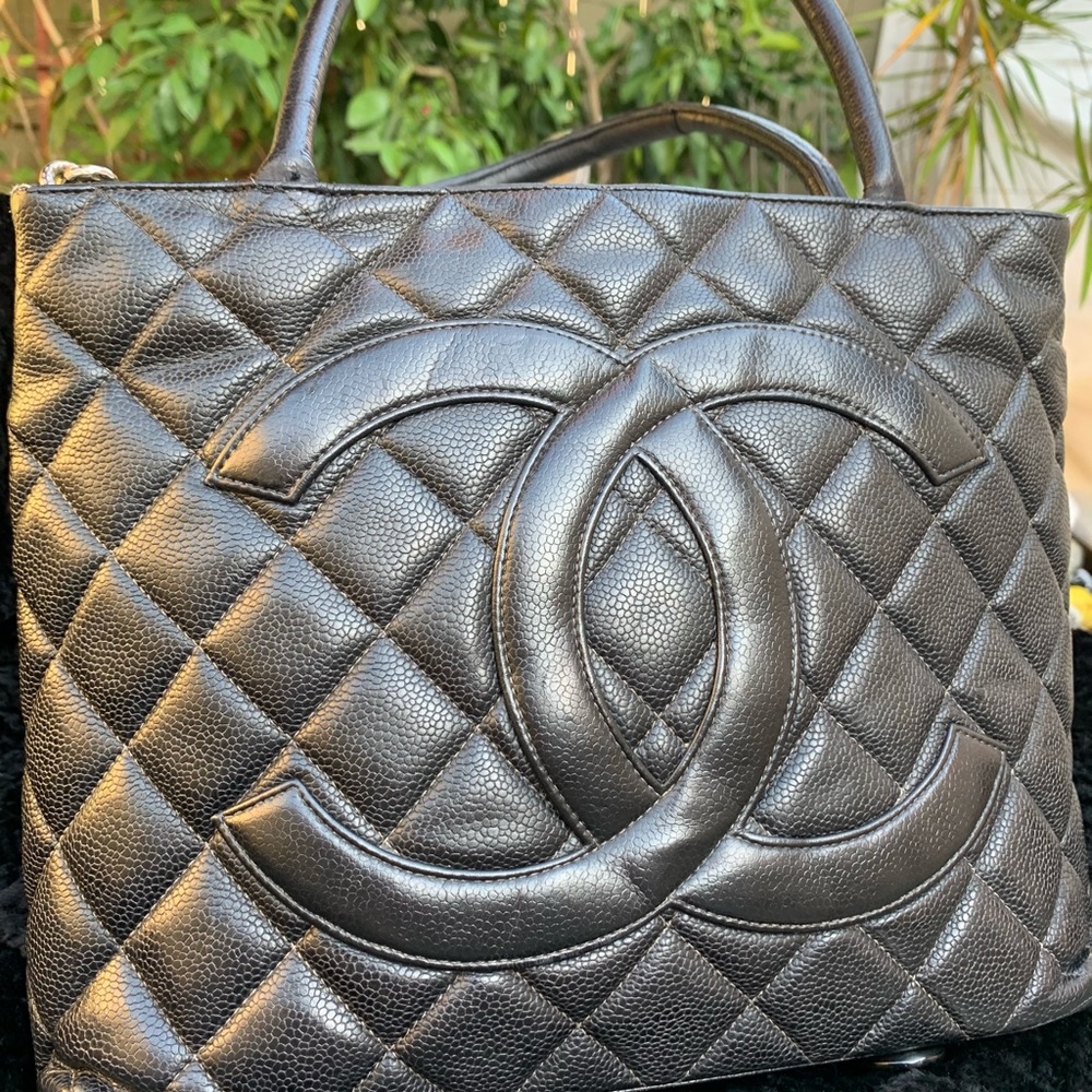 Authentic CHANEL Quilted Caviar Hand/shoulder bag